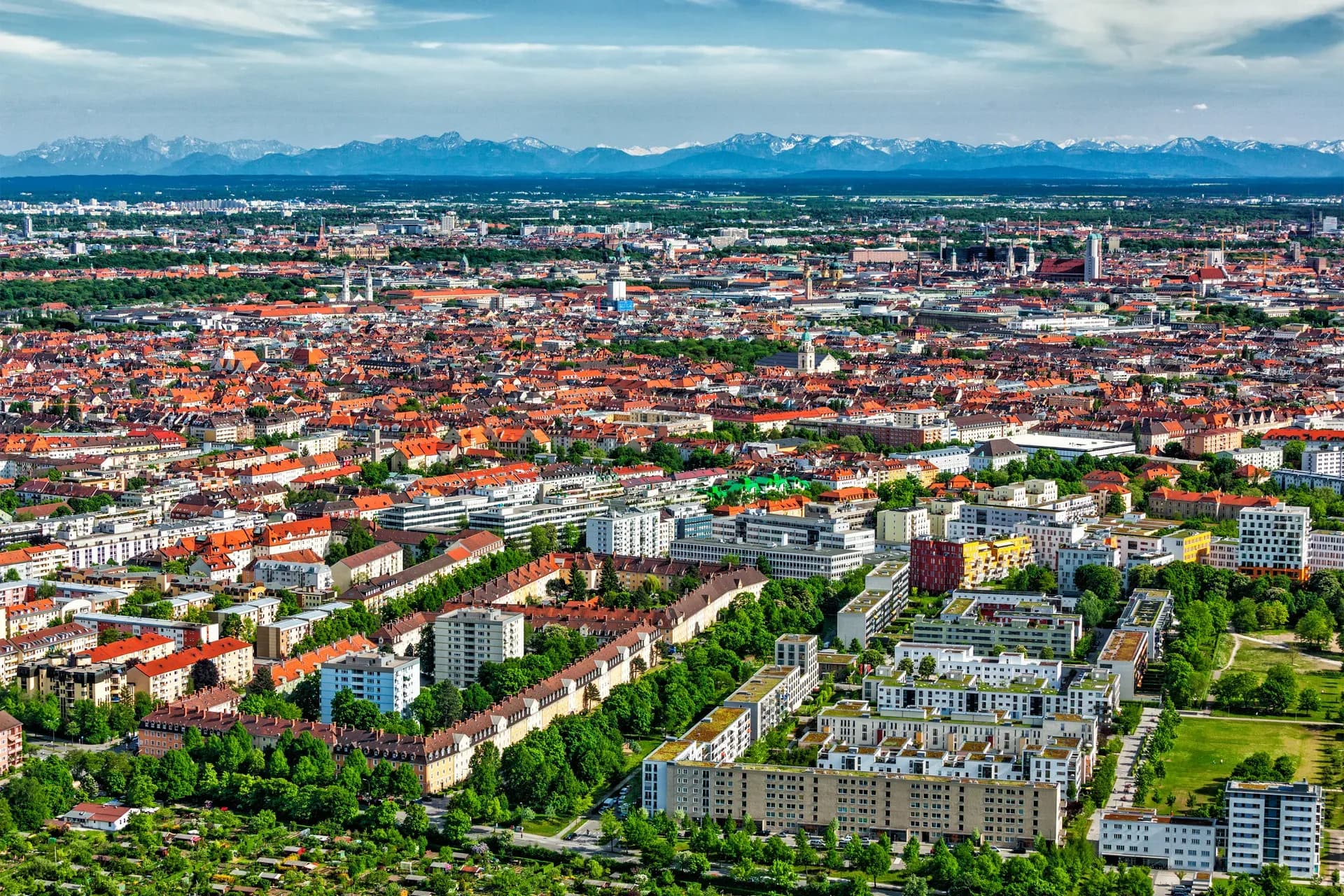 Blick über München mit den Alpen im Hintergrund