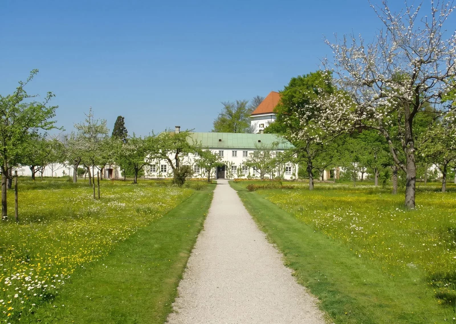 Gutshof mit Obstwiese im Fruehling, Landkreis Muenchen